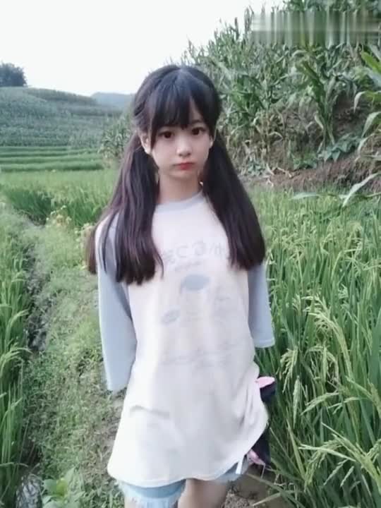 可爱的初中生妹子这样子看着是不是特别清纯呢