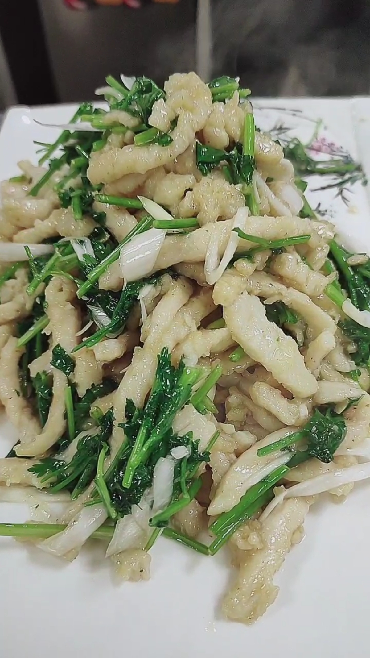 #厨师推荐菜品#芫爆鸡丝非常漂亮,真心好吃极了.-度小视