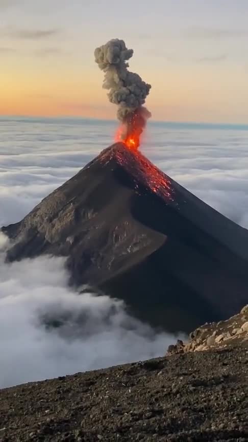 今天去爬火山刚好遇上火山爆发,真是万年一遇的美景,听听大自然的声音