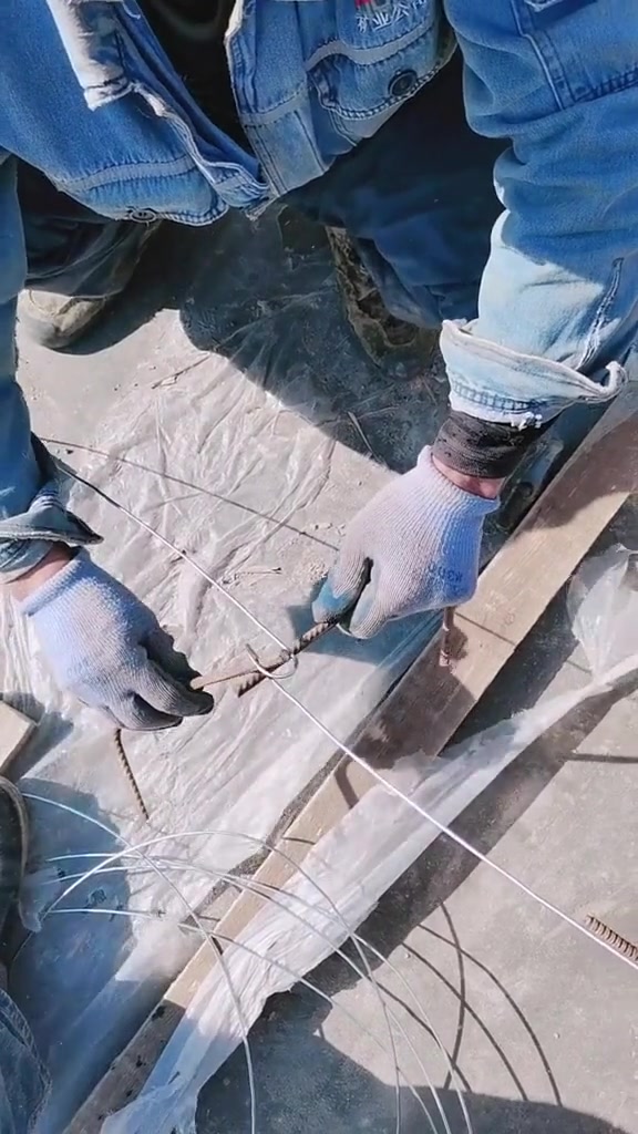 木工师傅展示铁线校正收紧扣