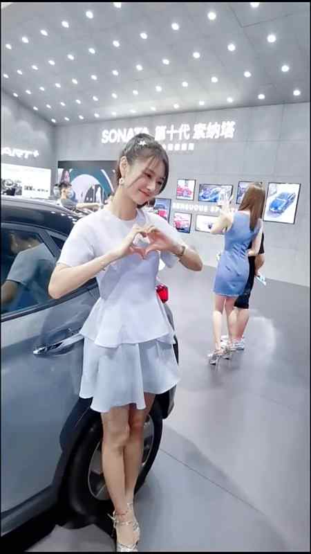 大美女苏宁成都车展夏天的风