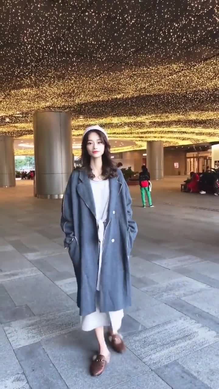 据说这是位身高一米七的女生,看她转身走的时候,我感觉我恋爱了