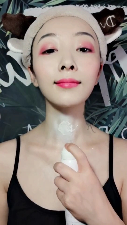 脸白脖子黑,尴尬