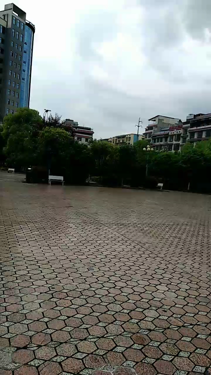 雨后的邵东县北苑广场