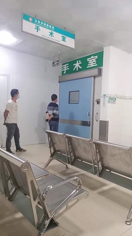 婆婆在做手术老公和小叔子就一直在门口这样看着都站了3小时了叫过来
