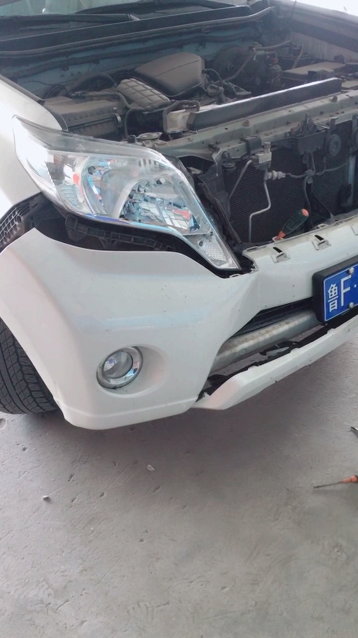 丰田霸道撞不过电动自行车?原因让人无奈.