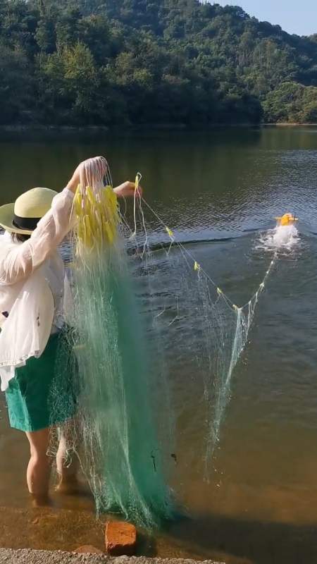 户外捕鱼#下网就是这么简单,站在岸边就可以网鱼,不用下水,安全又