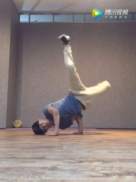 娱乐#街舞倒立零基础教学,千万记得注意安全
