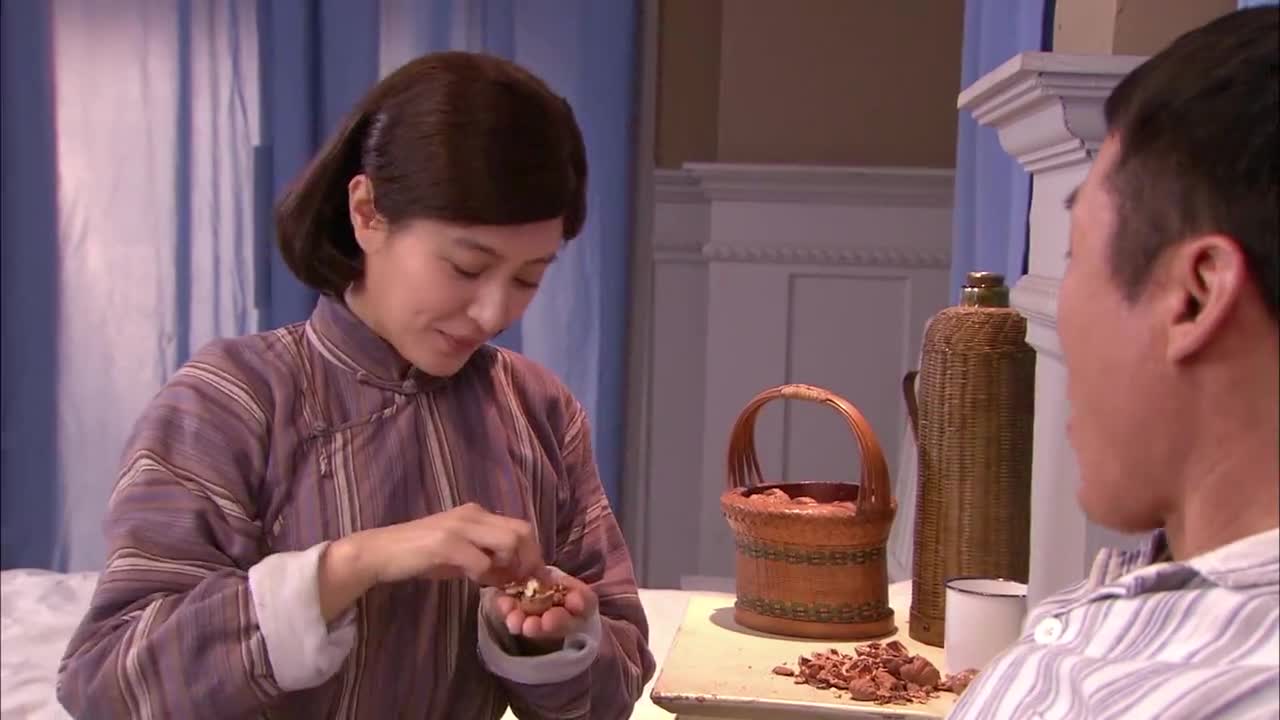 战地狮吼:柱子和苏晨来看望赵六,曲梅将晾好鸡汤亲自喂给他