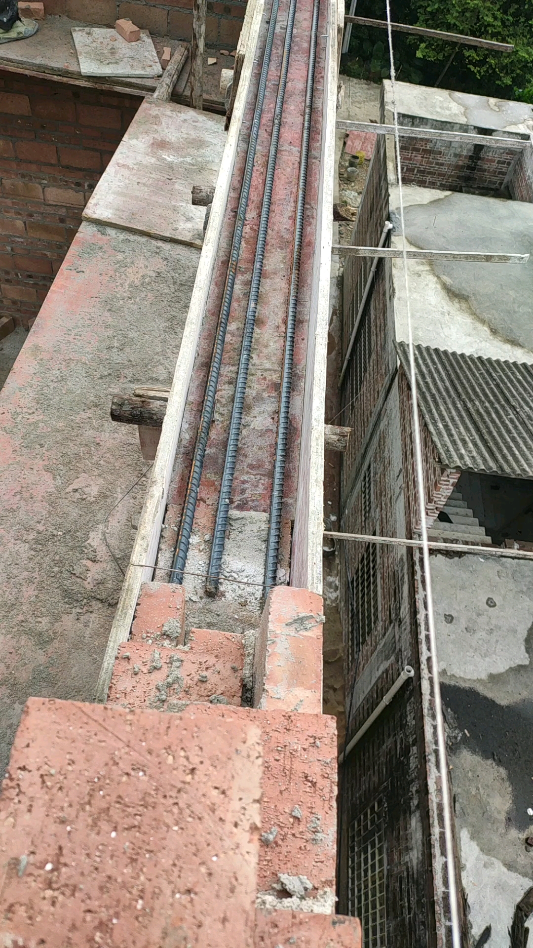 一个窗户过梁有必要放3条18#的钢筋吗-度小视