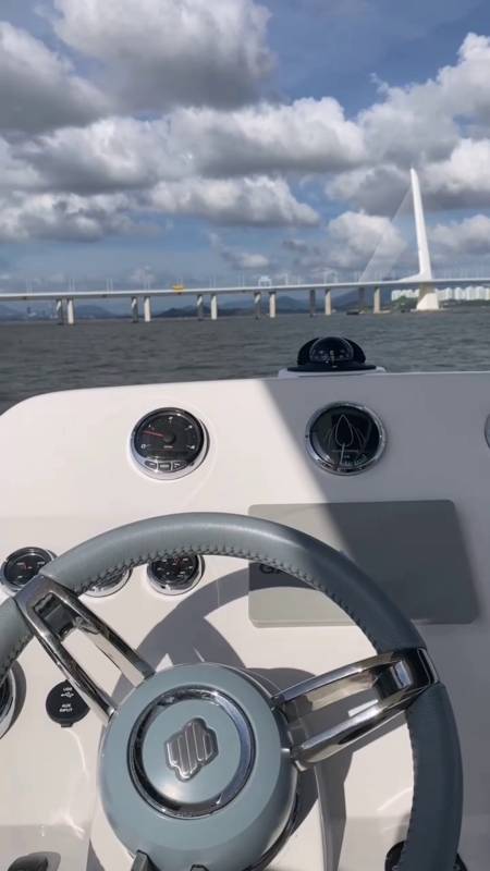 会单手开#保时捷又怎样,最后还是会输给一个#单手开游艇的