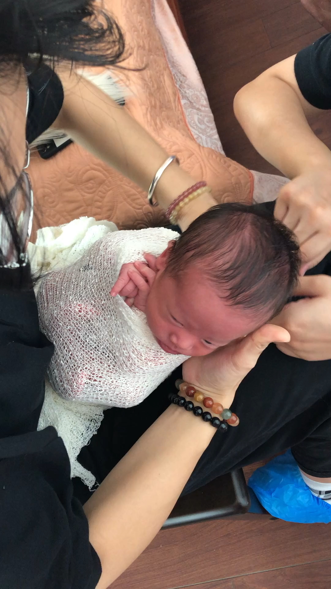 刚出生不到10天的宝宝,在拍新生儿照片