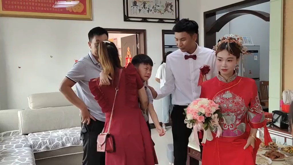 姐弟情深,姐姐出嫁,弟弟哭的像个泪人?