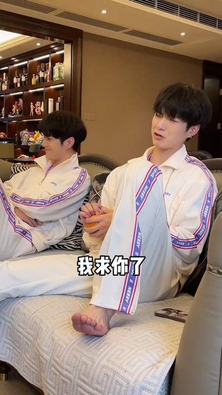 扫码下载度小视 发个视频 让别人知道 i你的子笺子凛 4.01万粉丝