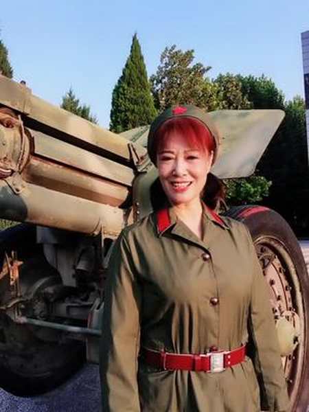 退伍女兵穿过曾经的65式三点红虽退役几十年但军人本色不变一直在传播