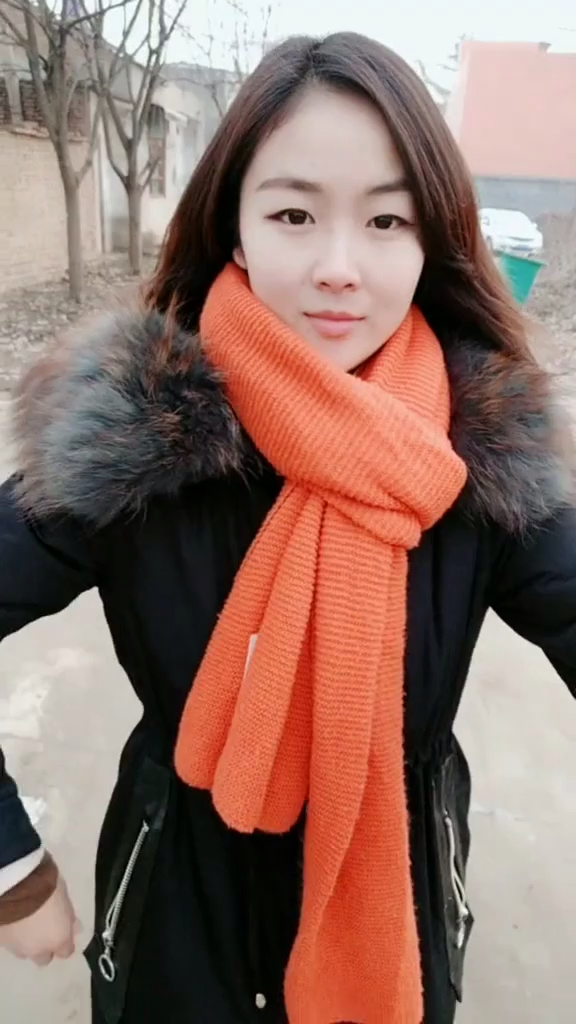 走在河南水泥路,看着路两边的树,河南的小伙长的帅,河南的小妮长的美