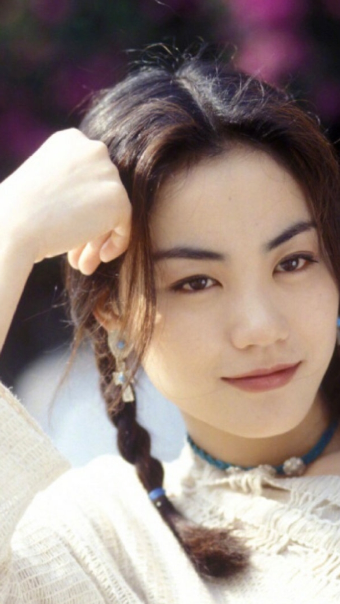 王菲儿时旧照曝光,黑白照片年代久远,网友:12岁就这么傲娇一