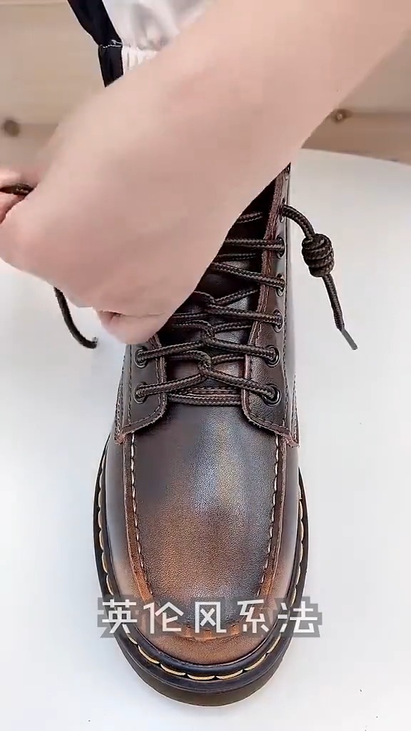 英伦风马丁靴系带,超火的花样系鞋带方法!太酷炫了,马一个!