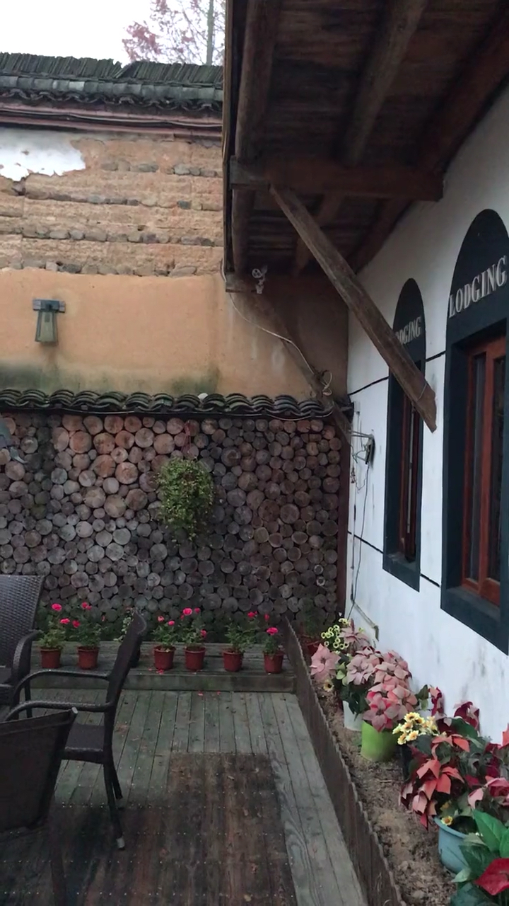 这家民宿最大的亮点就是这个院子围墙有100多年的历史,一砖一瓦,见证