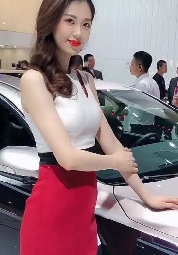 过夜【 薇3322321339】 00:17 #美女车模#我的身高视角2019广州车展