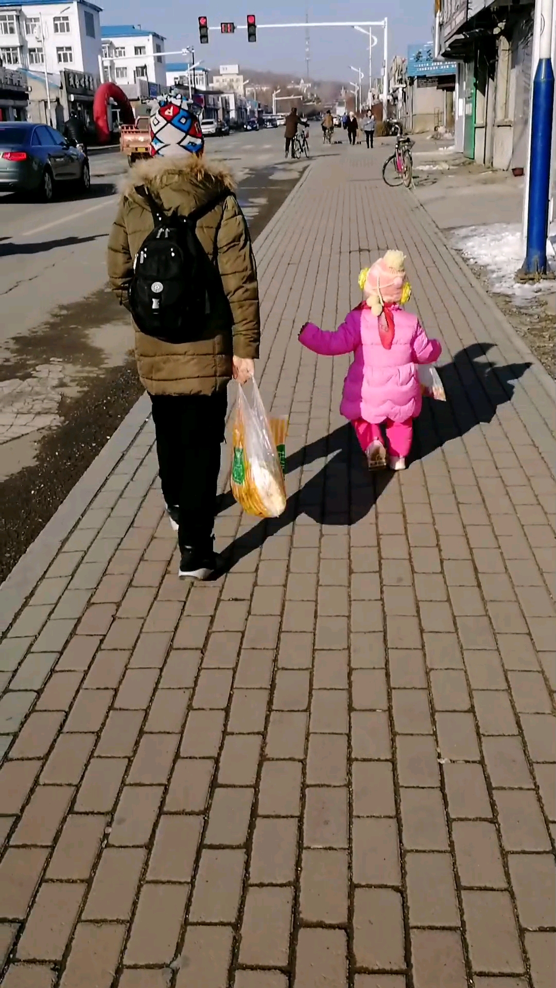 南方人的雪地仪式感有多强#相差11岁的哥哥紧紧跟随着妹妹的脚步生怕