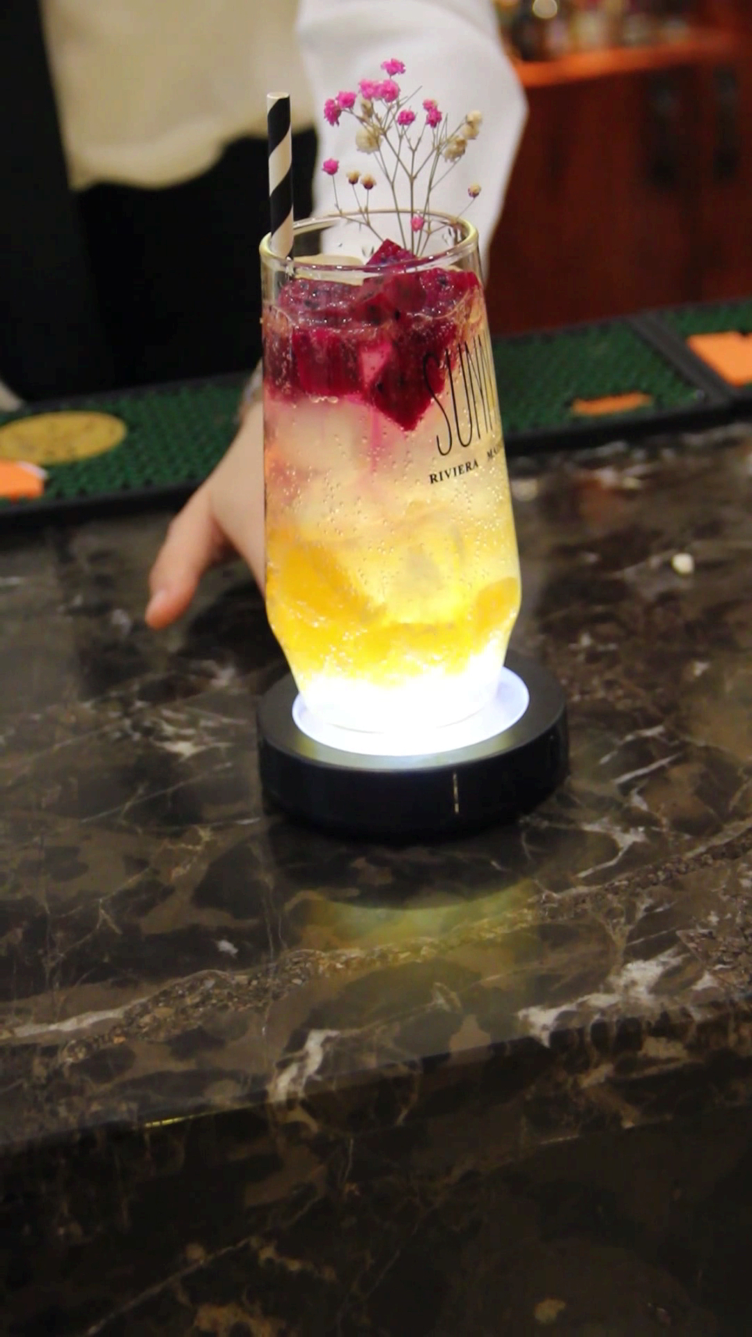 调酒师一款火龙果橙子做的网红鸡尾酒