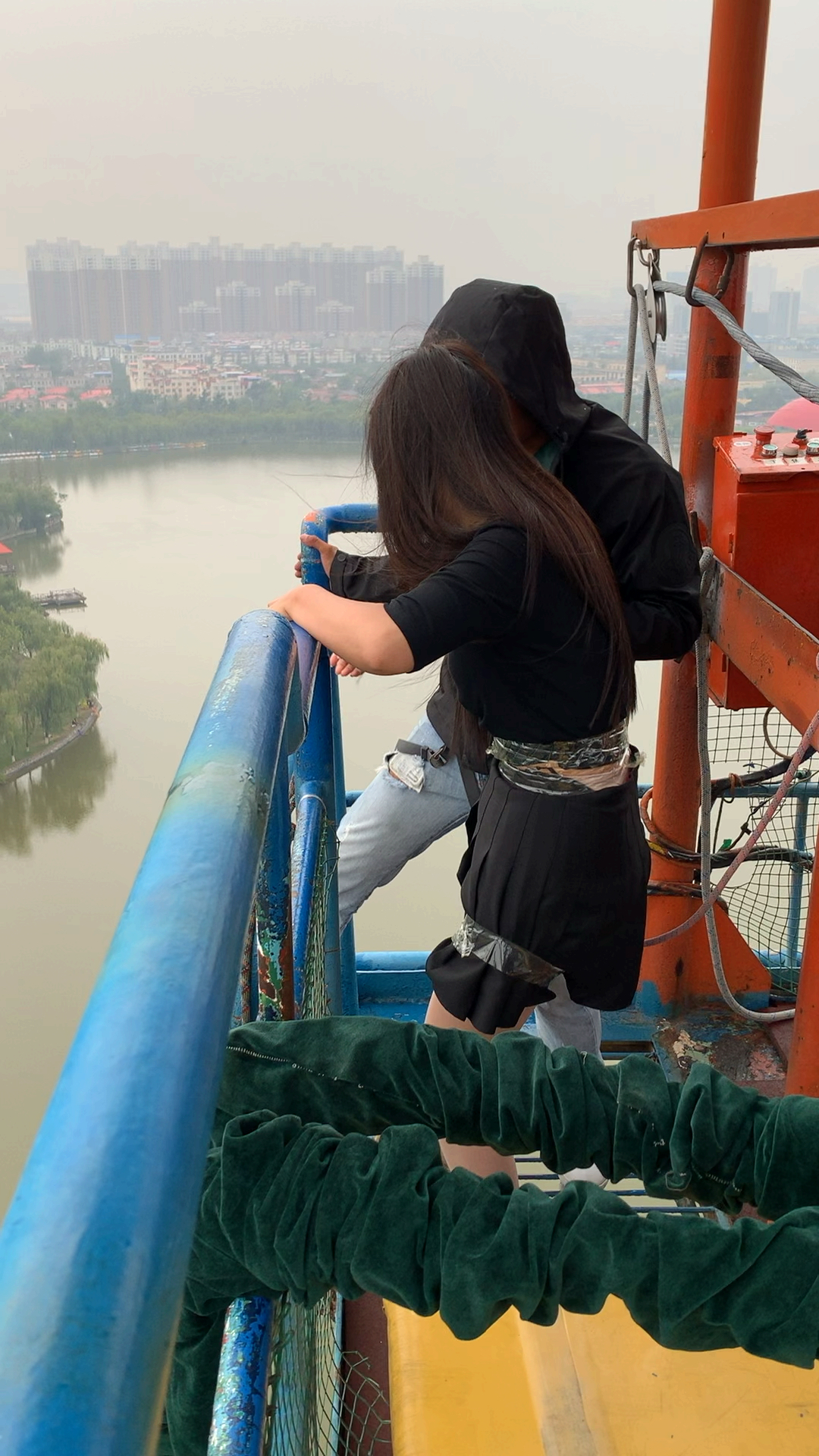 有灵魂的蹦极#下着雨,还穿的小裙裙.不冷吗
