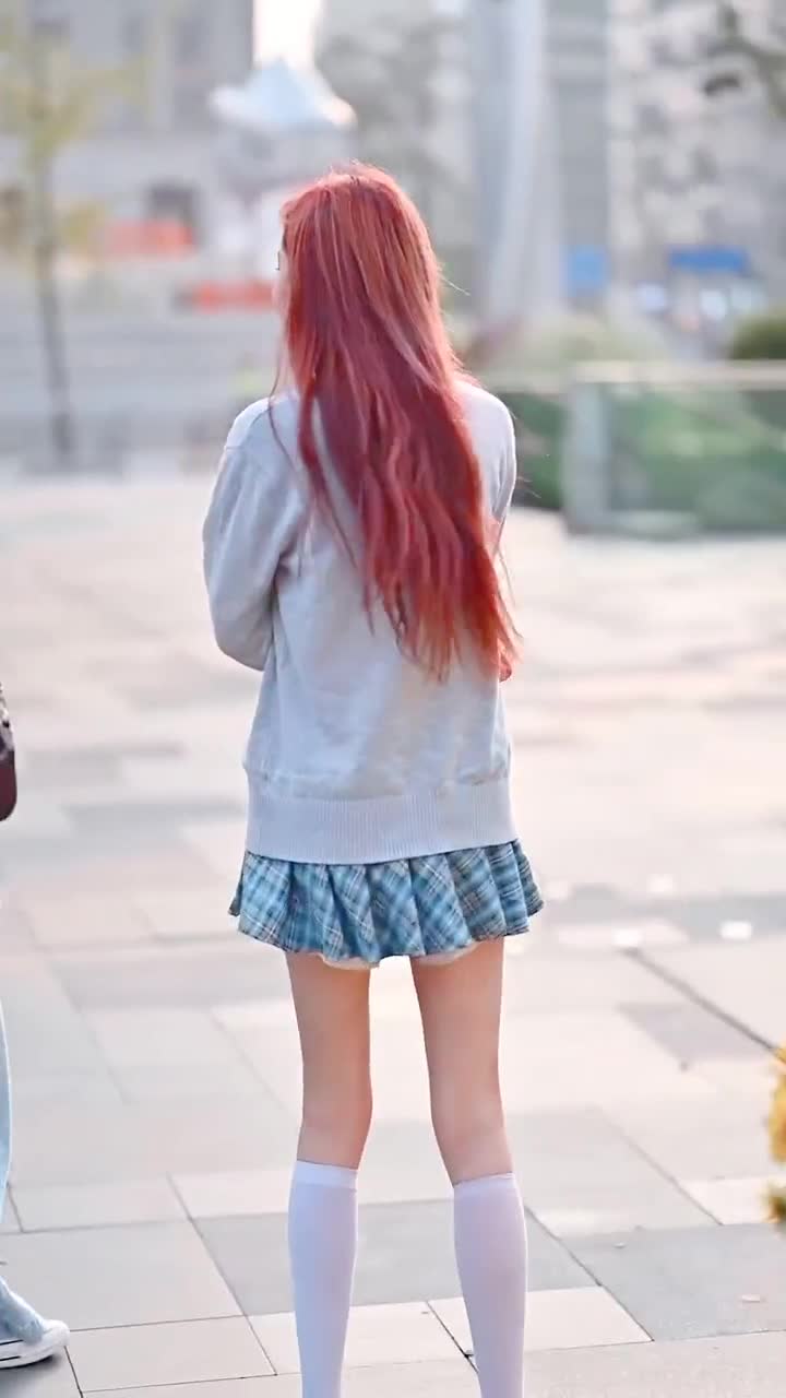 吃冰淇淋的光腿小姐姐,不冷吗?