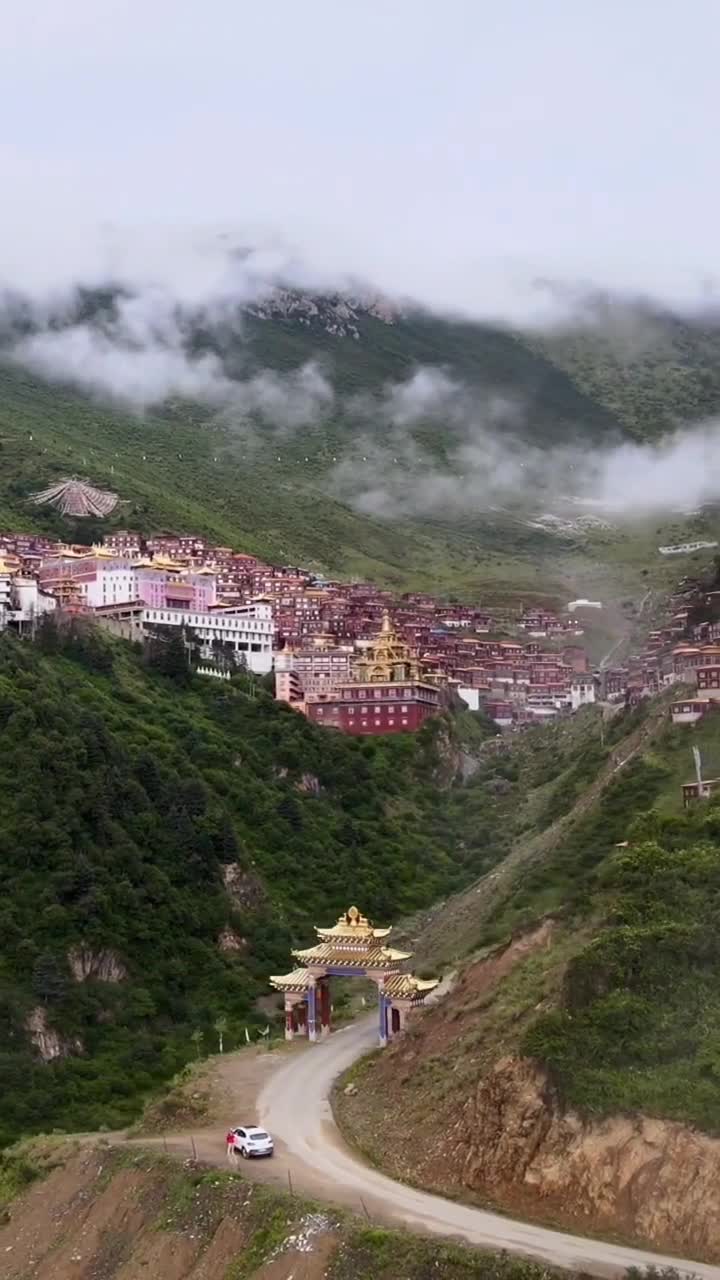 陀寺十明佛学院全国重点文物保护单位莲花生大士为其开光加持13次