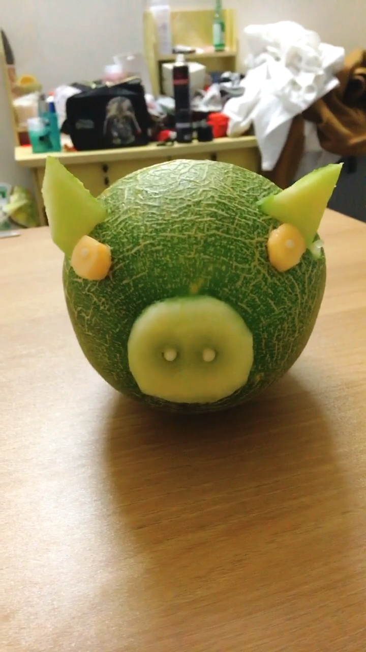 我随口说的,没想到他竟然真的给我做了一只哈密瓜猪,最近网上很火的