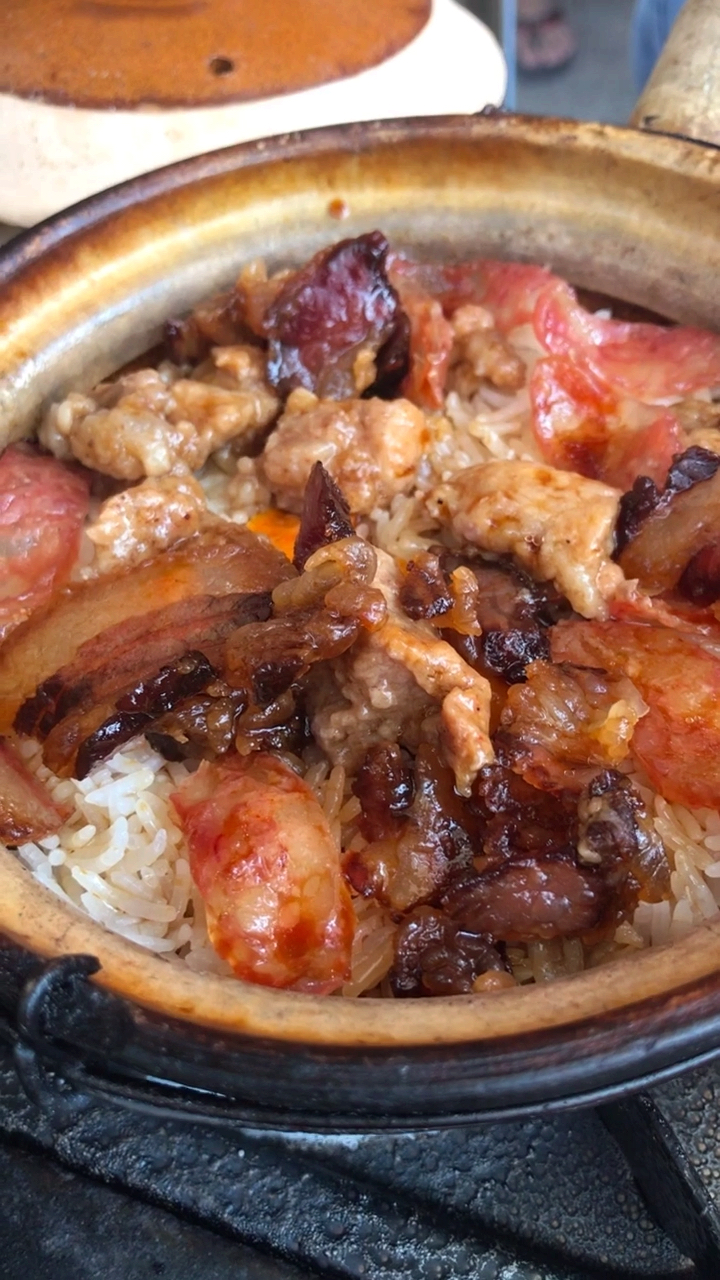 正宗的广东腊味煲仔饭