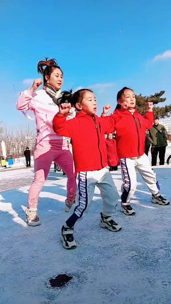 这母女三人跳的真棒喜欢的点个小红心谢谢