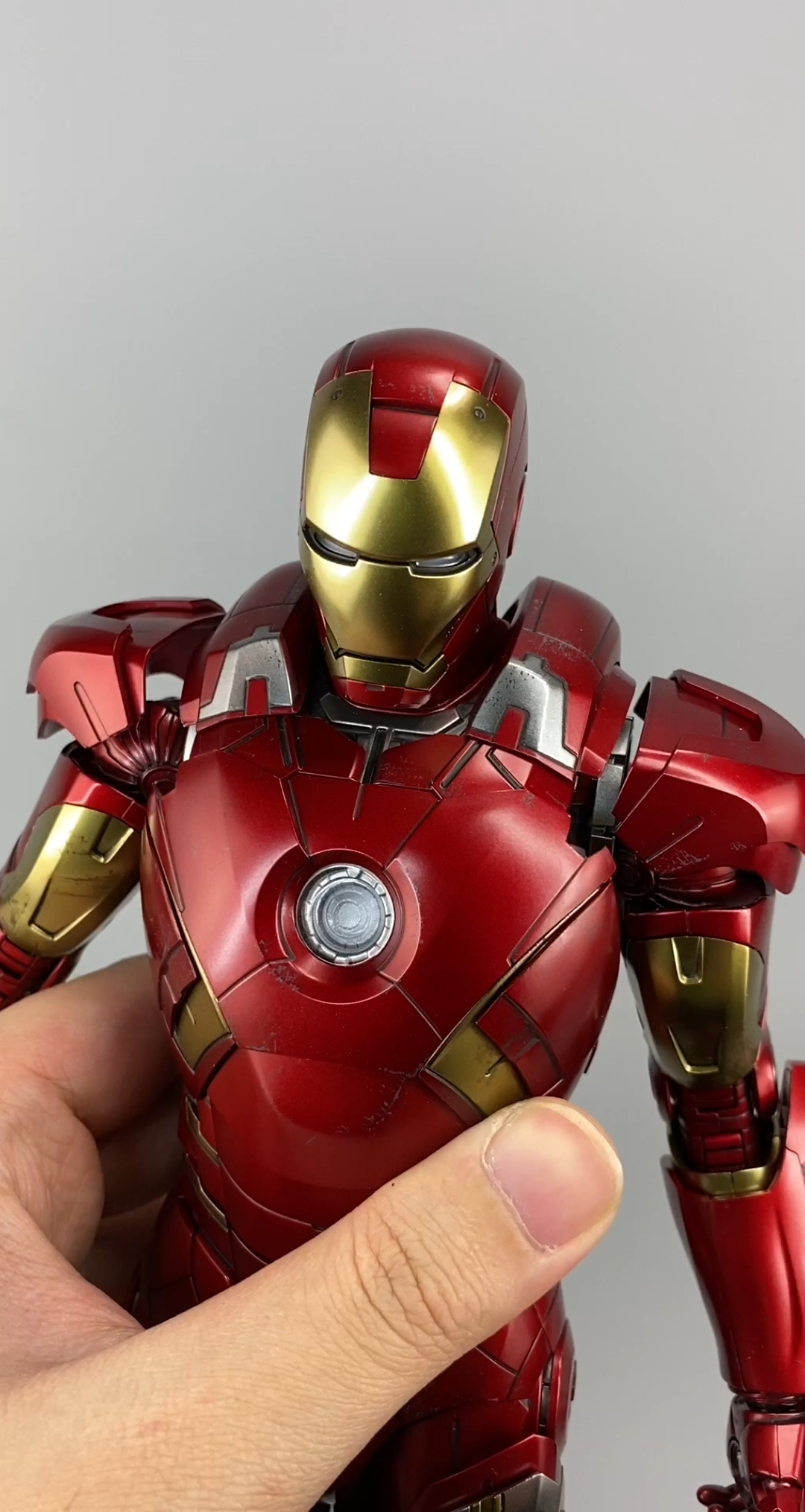超逼真钢铁侠mk7手办开箱,小伙玩的不亦乐乎!-度小视