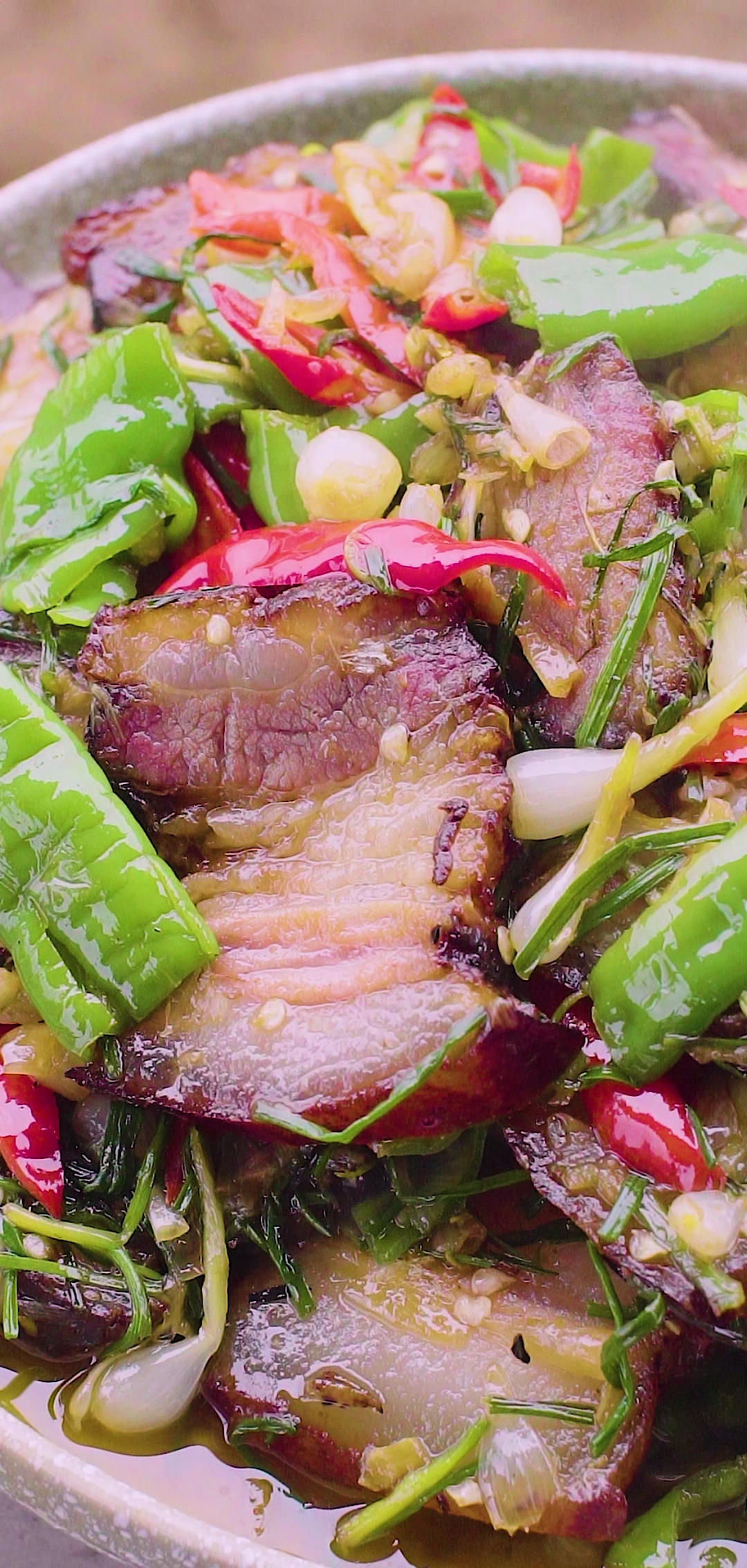 家乡特色美食#到山里挖点嫩野葱,做个野葱炒腊肉