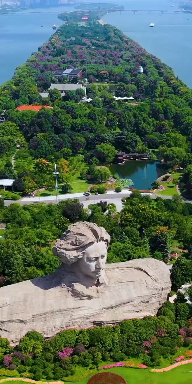 橘子洲,一代伟人指点江山的地方,像神一样的守护着中华儿女,愿国泰