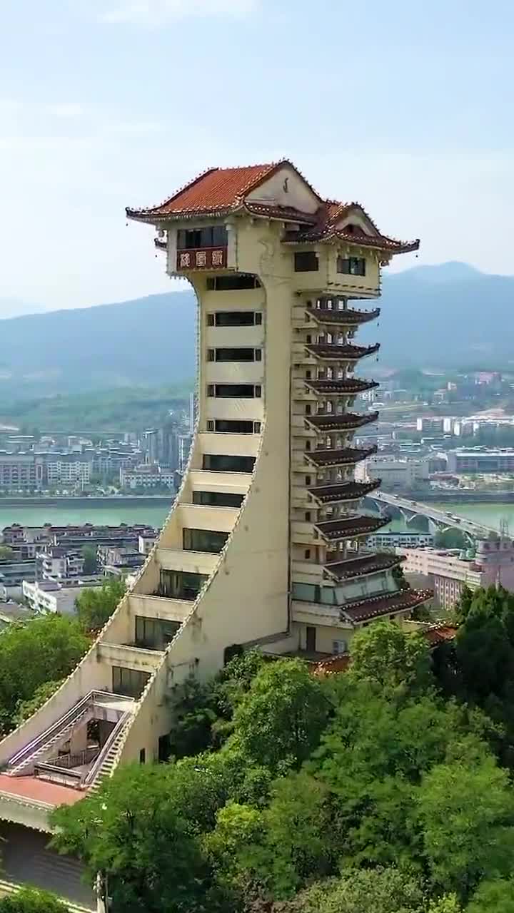 四川广元的奇特建筑,本以为是现代才有的建筑思路,没想到是古时候传