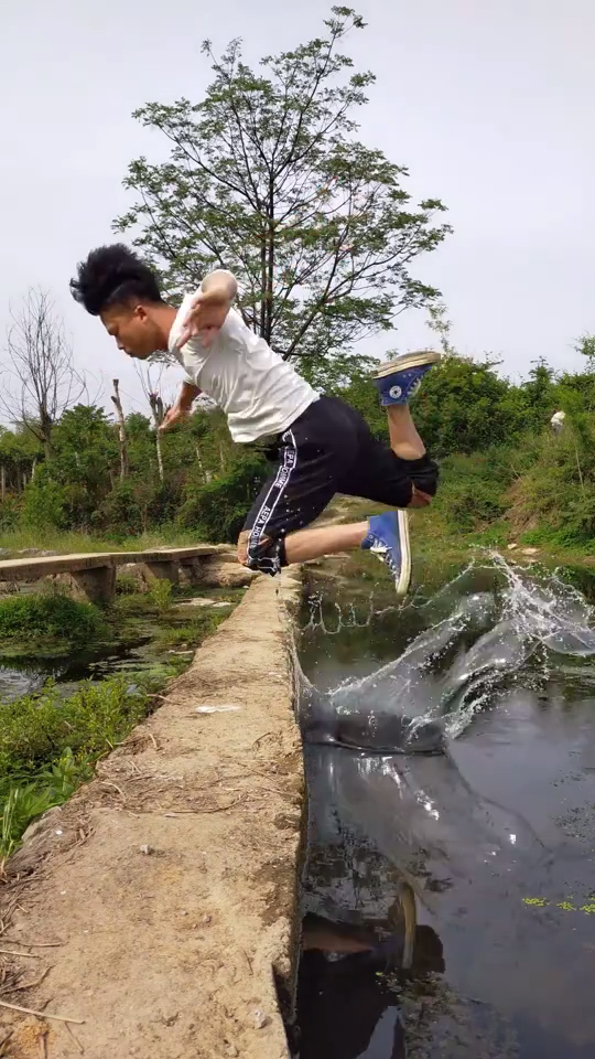 蜻蜓点水