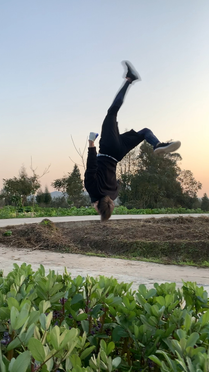 这是高手#小伙,帅气空翻