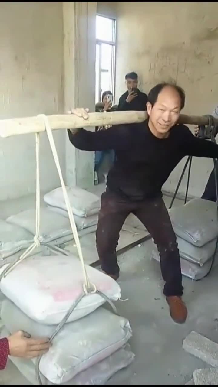 大叔挑六袋水泥,这个男人挑起的不是水泥,更像是一个家!