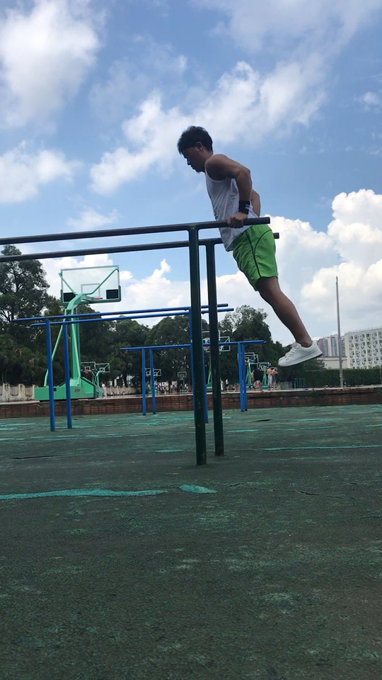 双杠曲臂撑训练