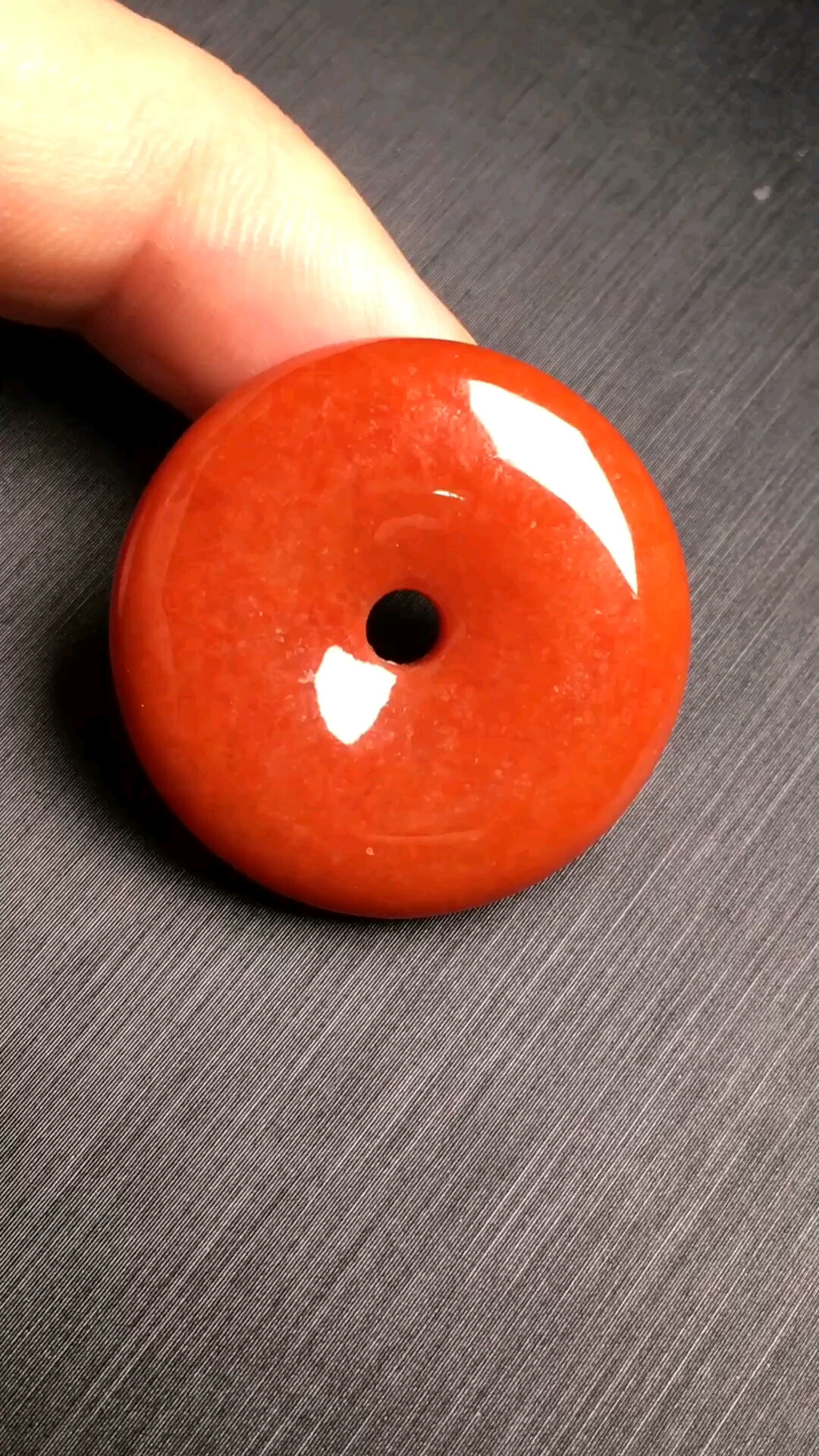 冰种红翡平安扣,红红火火,色泽鲜艳,玉质细腻