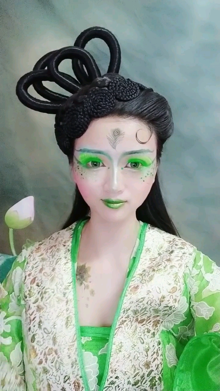 妖精的发型教程,喜欢古装的宝宝记得关注我,直播间教化妆变美等你们哦