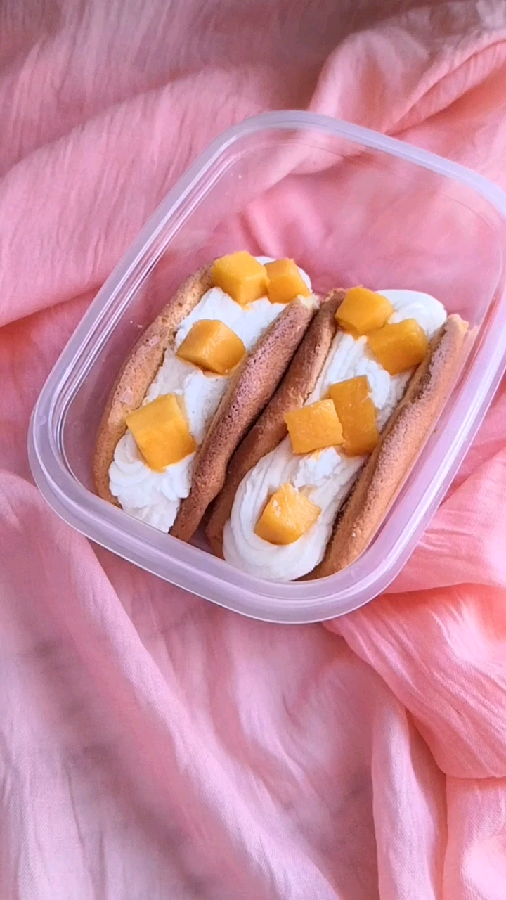 黑暗料理之王#眼下最流行的芒果抱抱蛋糕卷,快来品尝一下吧