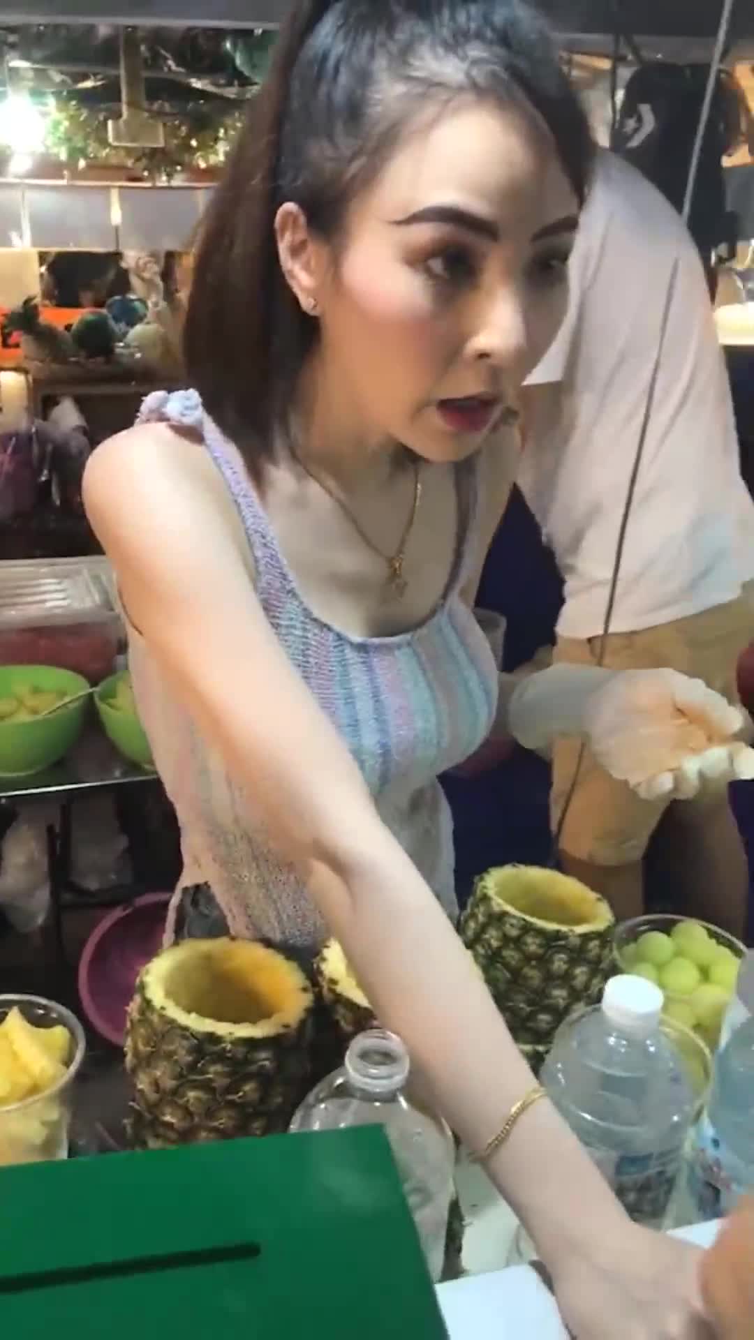 泰国的水果西施真的特别有气质!这样的水果妹太赞了!
