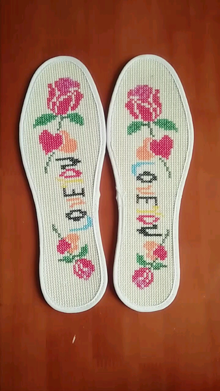 十字绣鞋垫成品.喜欢绣鞋垫的亲们,双击加关注吧!