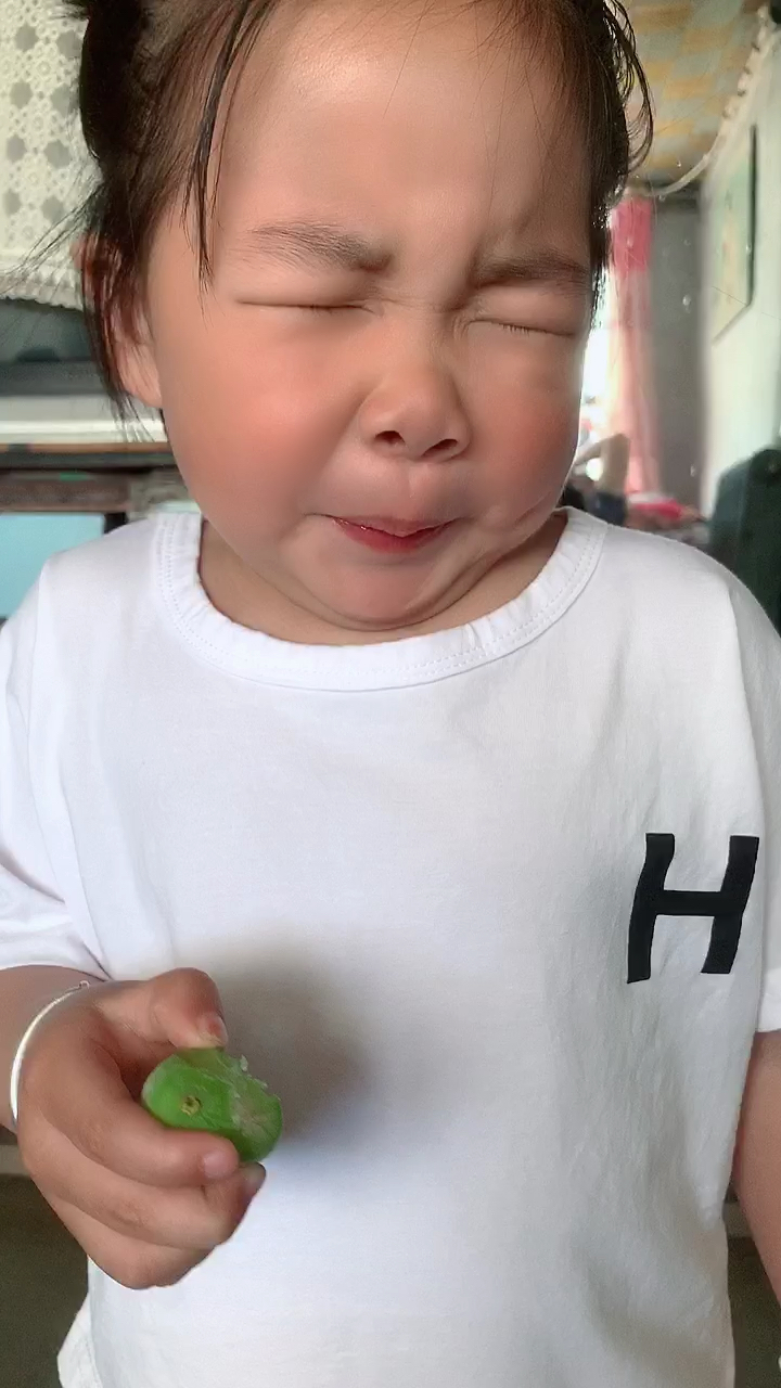 挑战酸杏,哈哈太酸了,表情到位