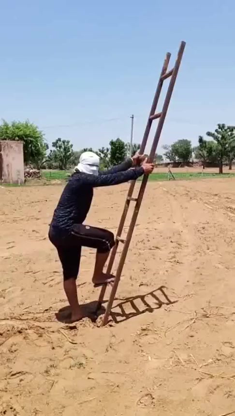 搞笑段子#外国小伙蹬梯子,这可是技术活,一般人干不了