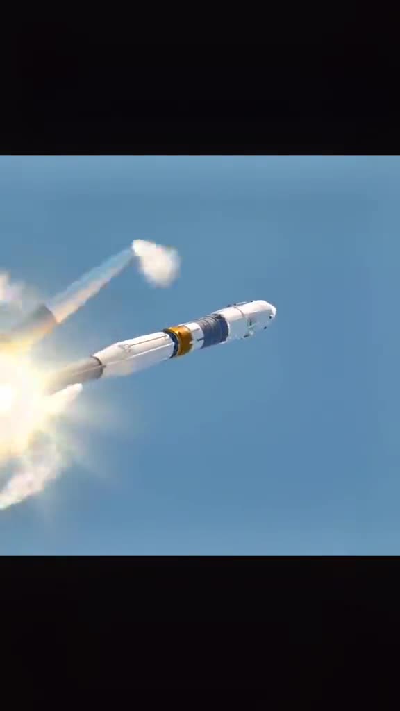 今天带大家观看火箭助推器大型分离现场,垂直升空,数箭齐发,凌空解体