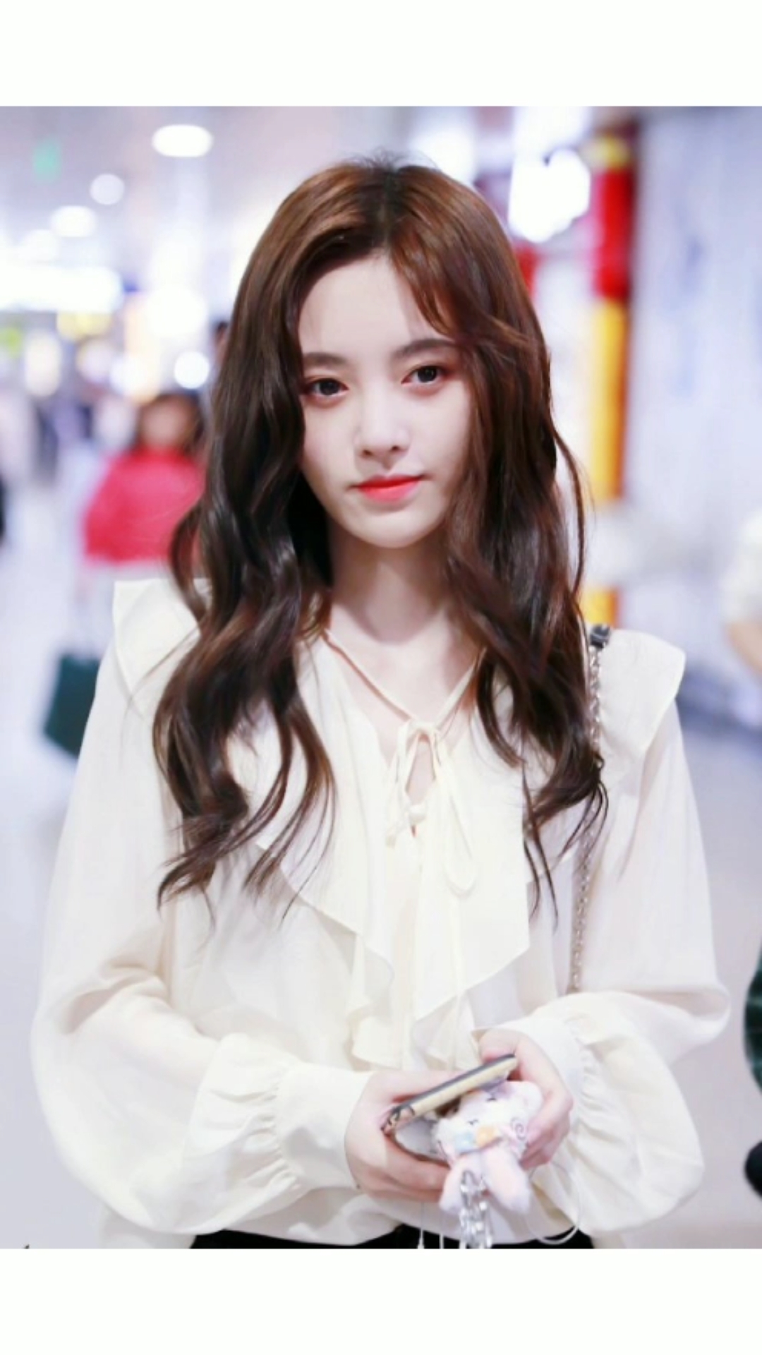 鞠婧祎迷人长发微卷造型时尚前卫 时尚少女气质成为小鞠气质新气象