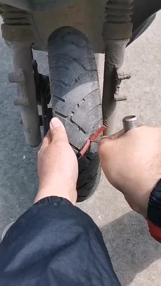 搞笑段子#出门在外轮胎被扎了,这可怎么办,别急我来教给你一个好办法